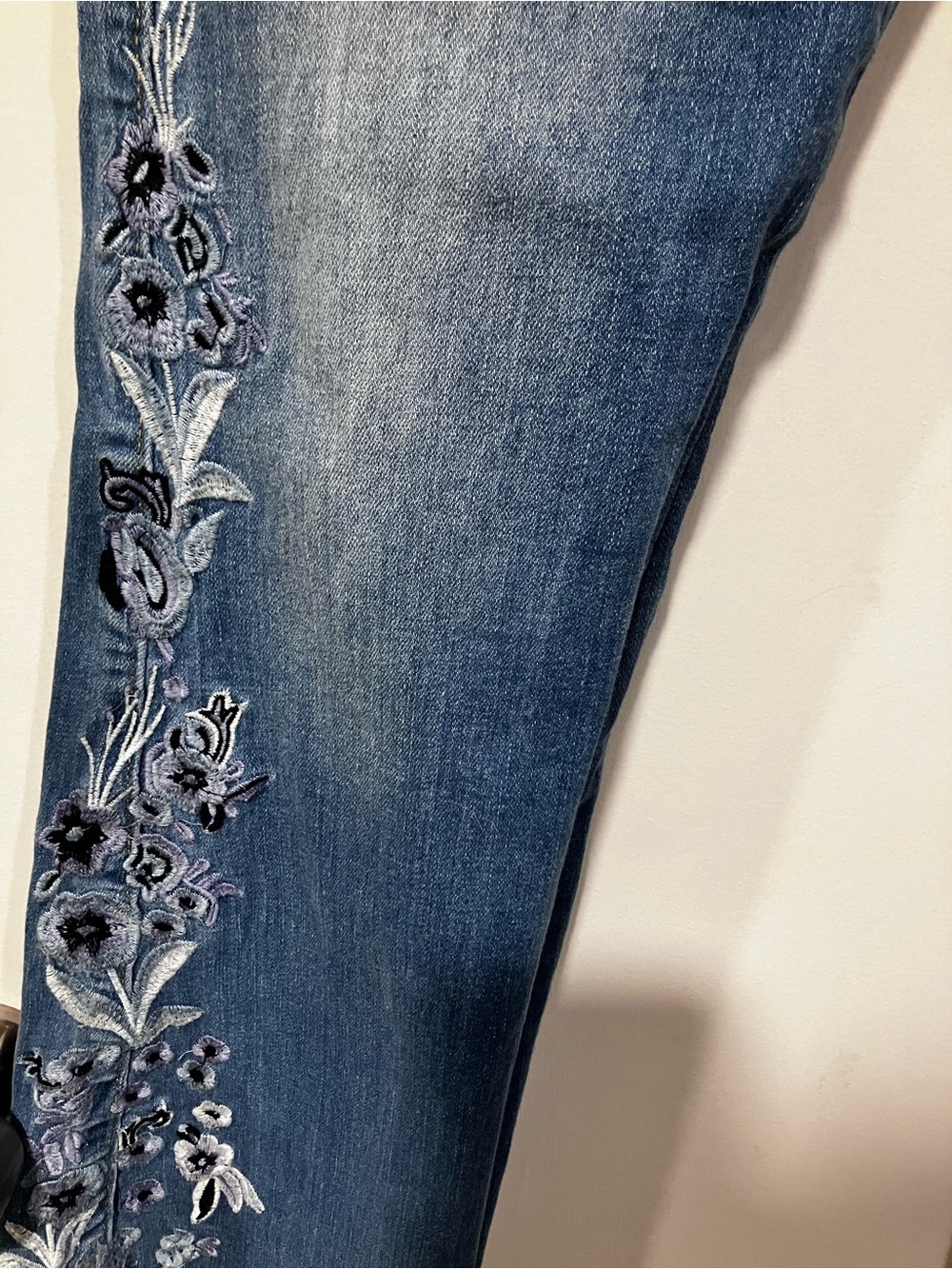 Upscale Boutique Floral Embroidered Flare Jeans Size 2 Boho Bell Bottom - Picture 5 of 8